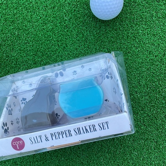 ❣️HOST PICK❣️ Cat and Fish Bowl Salt & Pepper Shakers - Picture 4 of 5